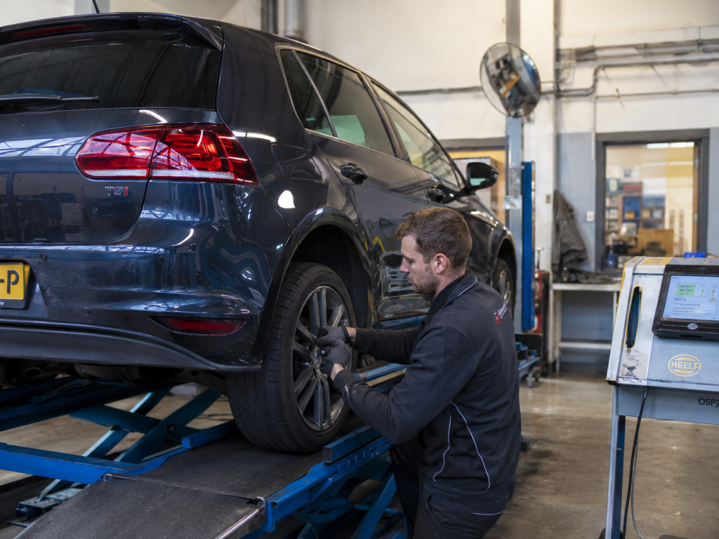 Monteur voert APK-keuring uit op een personenauto bij Autoservice Marvin in Cuijk