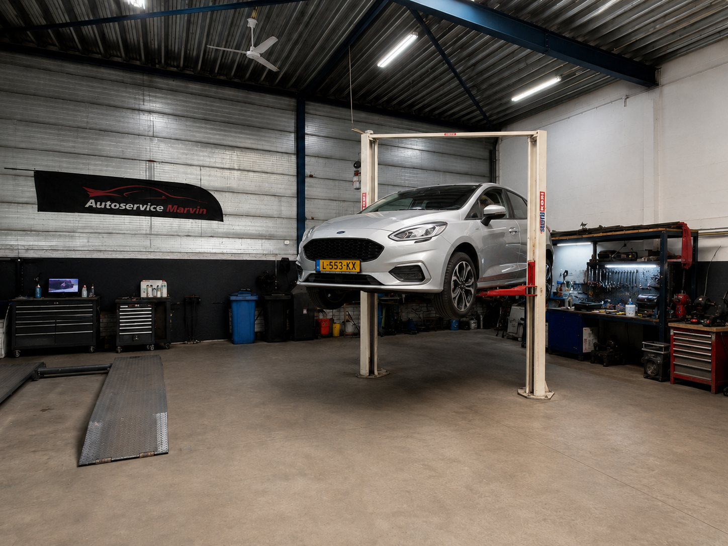 APK-keuring van een auto op de hefbrug bij Autoservice Marvin in Cuijk