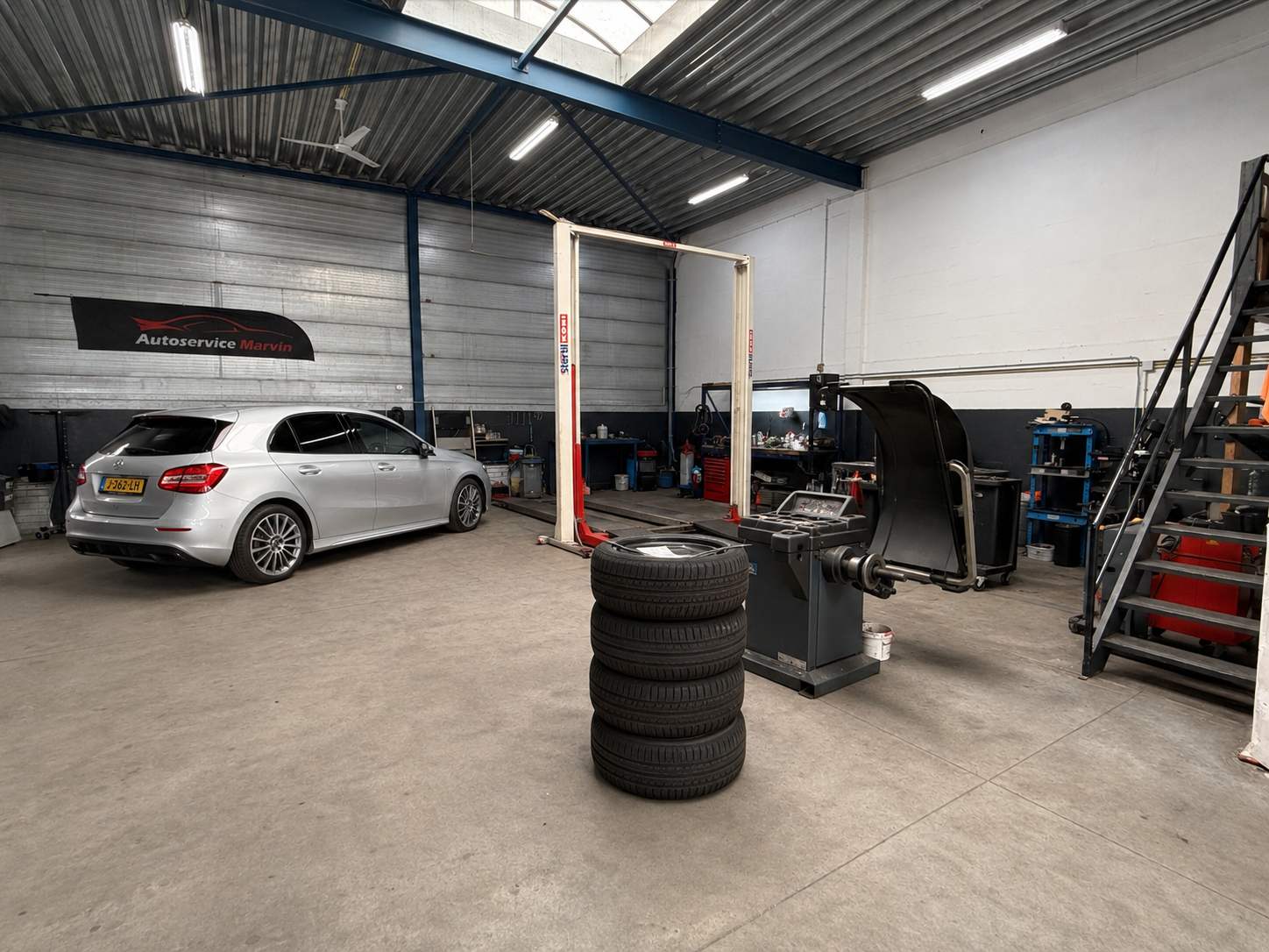 Banden en bandenbalanceermachine in de werkplaats van Autoservice Marvin in Cuijk