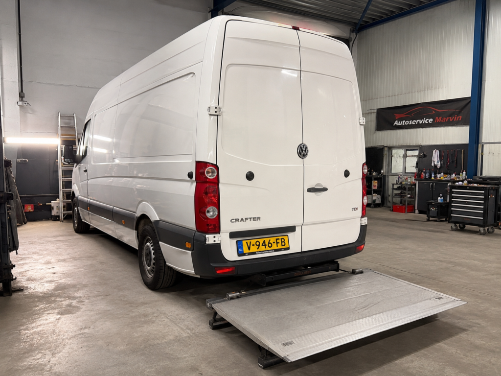 Hydraulische laadklep van een bestelbus tijdens een LPK-keuring bij Autoservice Marvin in Cuijk