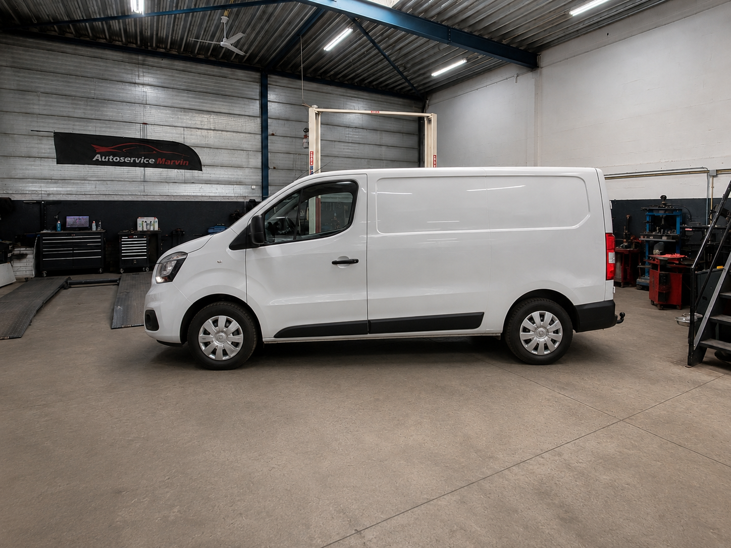 Bedrijfswagen met laadklep voor een LPK-keuring bij Autoservice Marvin in Cuijk